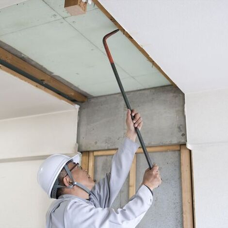 店舗内装を改装するスタッフ